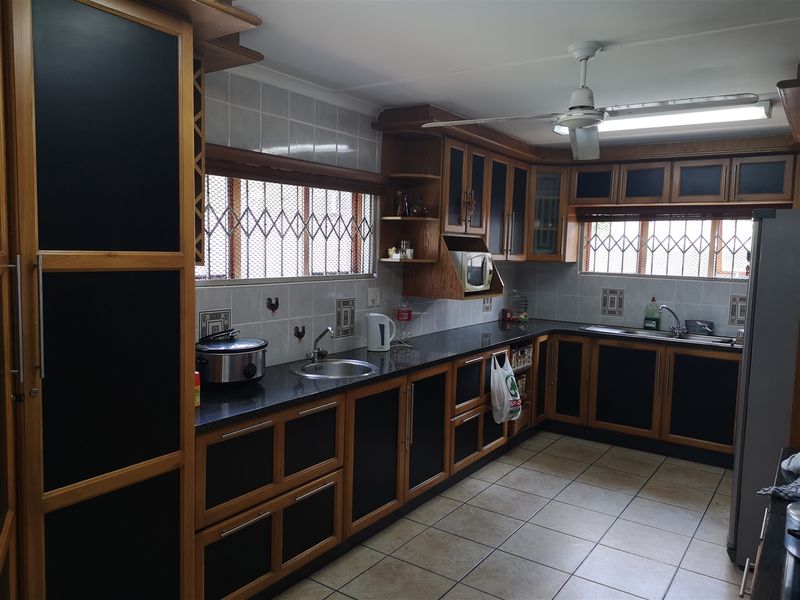 Fully Furnished Six Bedroom House in Veld-en-vlei - Photo 1