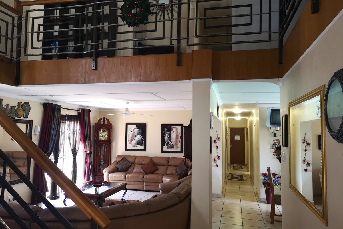 Fully Furnished Six Bedroom House in Veld-en-vlei - Photo 3