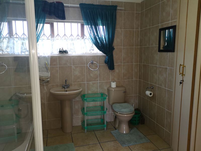 Fully Furnished Six Bedroom House in Veld-en-vlei - Photo 10