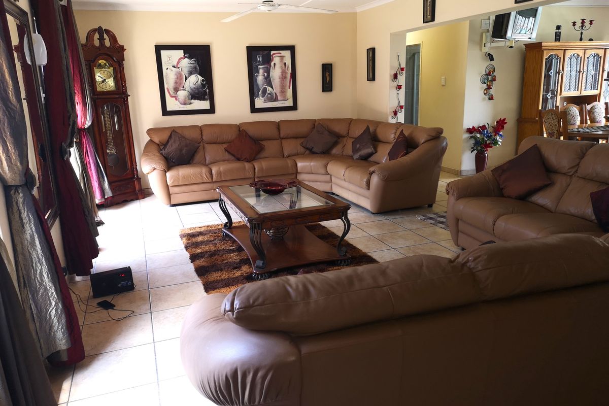 Fully Furnished Six Bedroom House in Veld-en-vlei - Photo 2