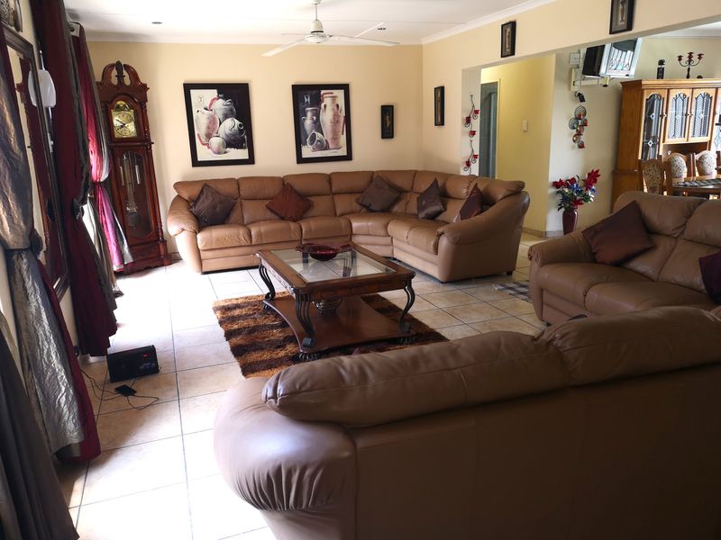 Fully Furnished Six Bedroom House in Veld-en-vlei - Photo 2
