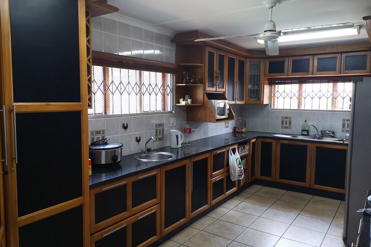 Fully Furnished Six Bedroom House in Veld-en-vlei - Photo 5