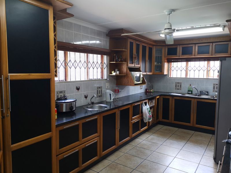 Fully Furnished Six Bedroom House in Veld-en-vlei - Photo 5