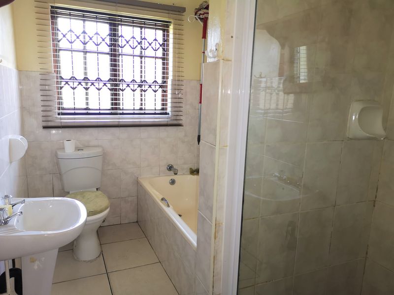 Modern and Secure Three-Bedroom Simplex for Rent - Photo 10