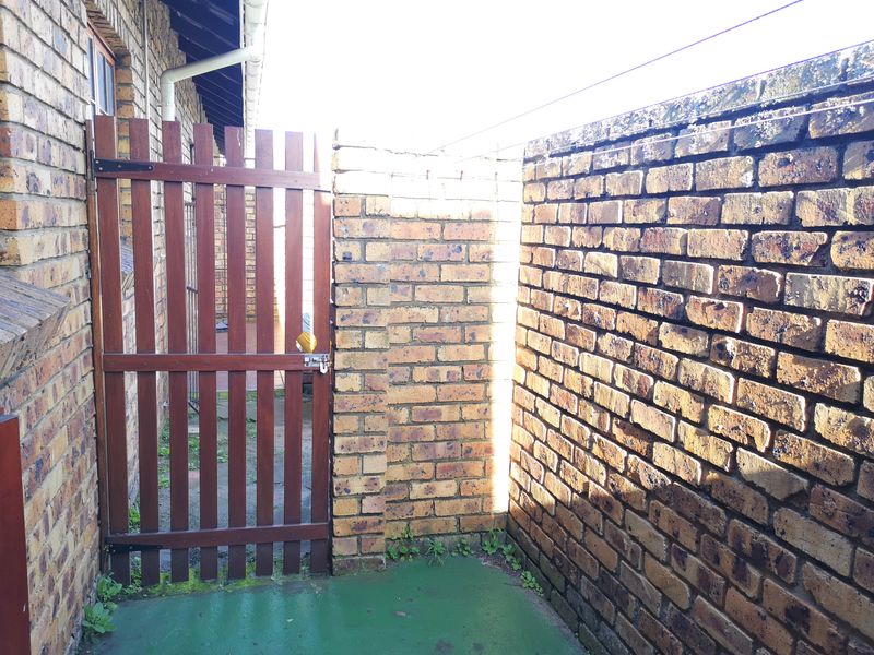 Modern and Secure Three-Bedroom Simplex for Rent - Photo 6