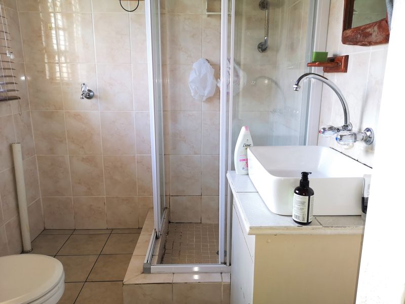 Modern and Secure Three-Bedroom Simplex for Rent - Photo 8