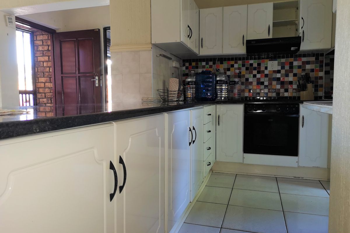 Modern and Secure Three-Bedroom Simplex for Rent - Photo 3