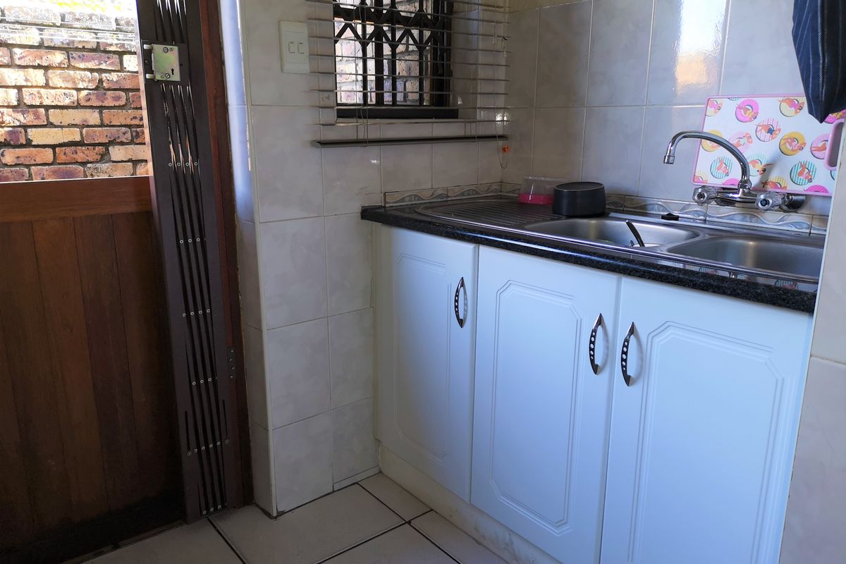 Modern and Secure Three-Bedroom Simplex for Rent - Photo 5