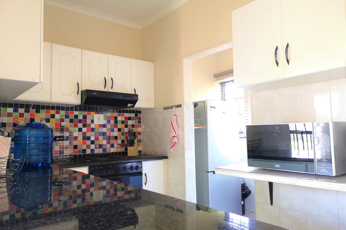 Modern and Secure Three-Bedroom Simplex for Rent - Photo 4