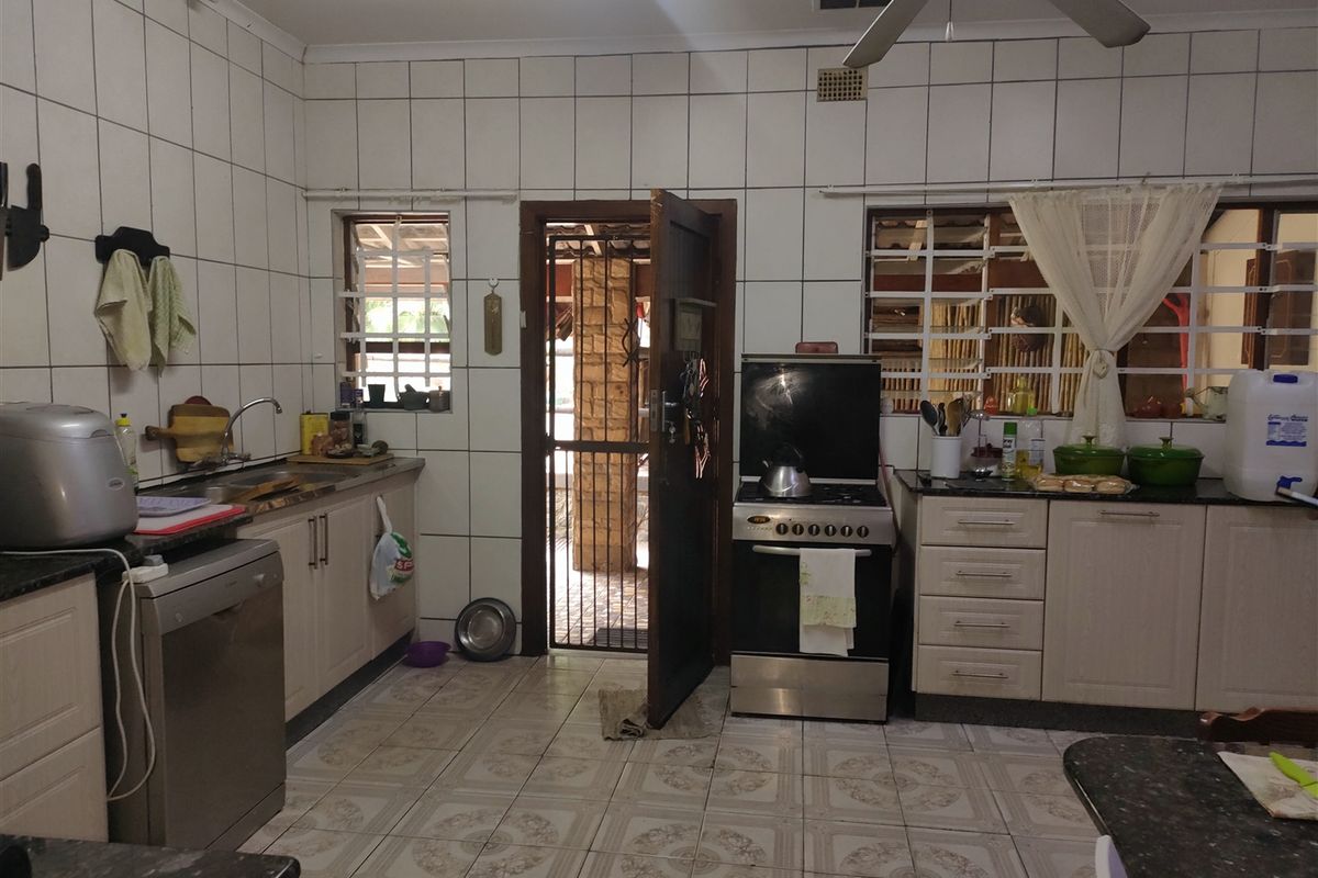 Move In Ready Home & Entertainer's Dream. - Photo 5