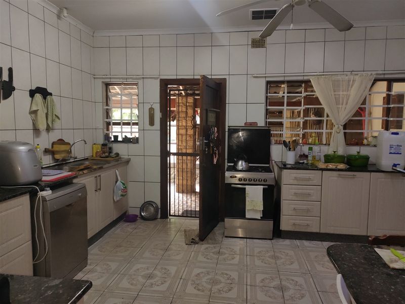 Move In Ready Home & Entertainer's Dream. - Photo 5