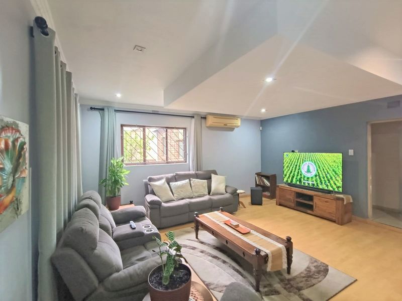 Townhouse - Lock Up and Go!! - Photo 9