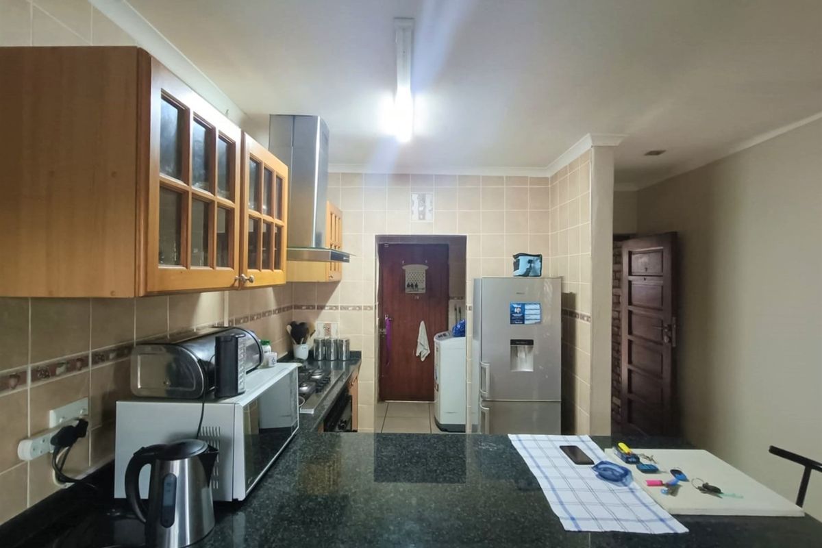 Townhouse - Lock Up and Go!! - Photo 2