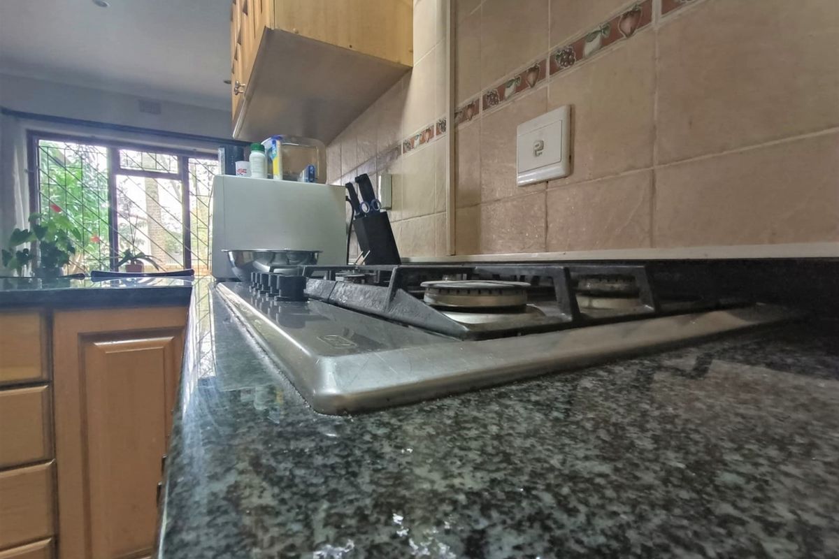 Townhouse - Lock Up and Go!! - Photo 3