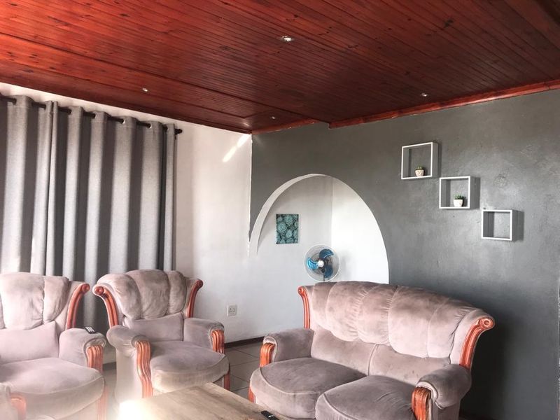 Unique And Spacious - Photo 8