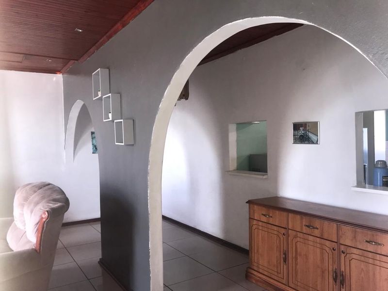 Unique And Spacious - Photo 6