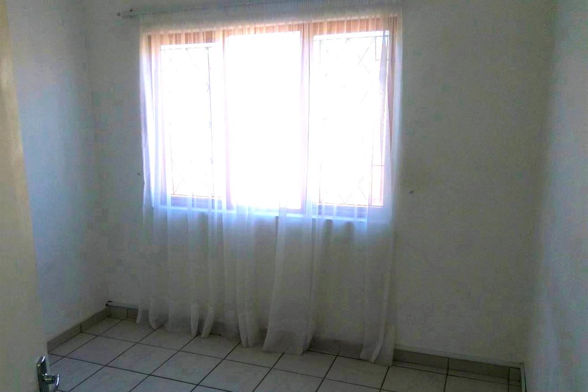 Three-Bedroom Duplex in Secure Complex - Photo 4