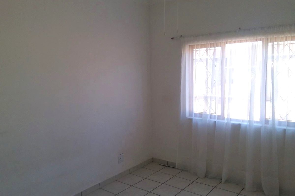 Three-Bedroom Duplex in Secure Complex - Photo 5