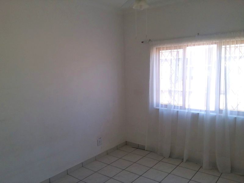 Three-Bedroom Duplex in Secure Complex - Photo 5