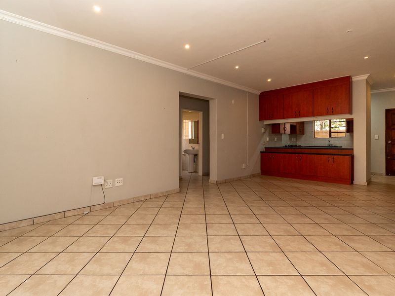 Perfect starter home or lock up & go, with a great location close to major highways and amenities. - Photo 5