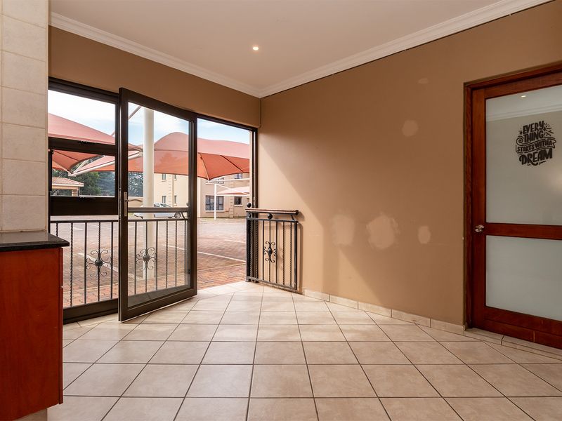 Perfect starter home or lock up & go, with a great location close to major highways and amenities. - Photo 4