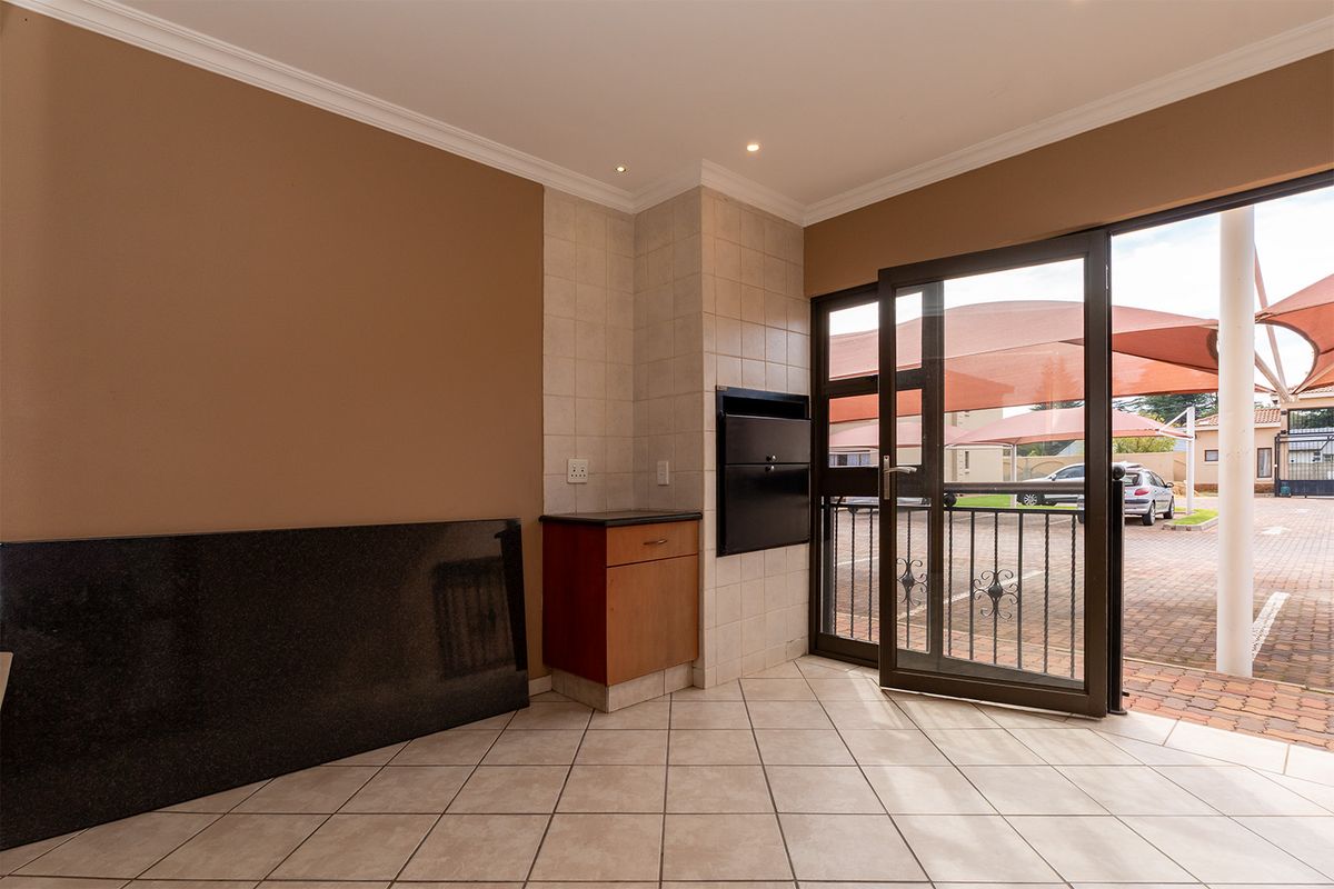 Perfect starter home or lock up & go, with a great location close to major highways and amenities. - Photo 3