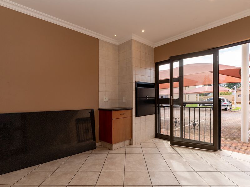 Perfect starter home or lock up & go, with a great location close to major highways and amenities. - Photo 3