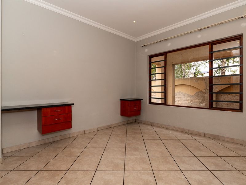 Perfect starter home or lock up & go, with a great location close to major highways and amenities. - Photo 10