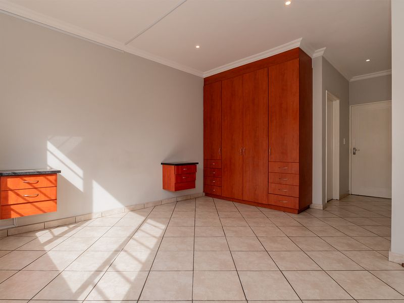 Perfect starter home or lock up & go, with a great location close to major highways and amenities. - Photo 9