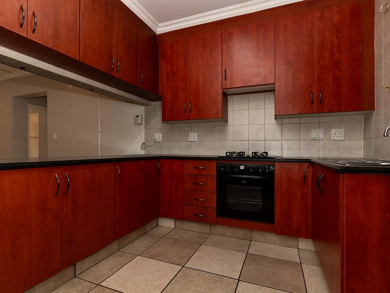 Perfect starter home or lock up & go, with a great location close to major highways and amenities. - Photo 8