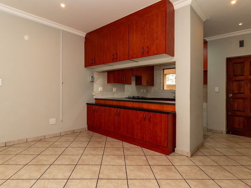Perfect starter home or lock up & go, with a great location close to major highways and amenities. - Photo 7