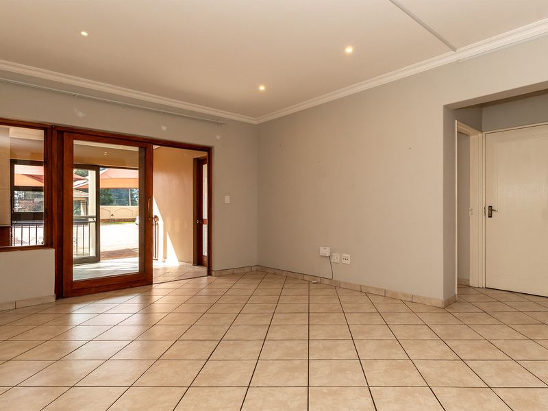 Perfect starter home or lock up & go, with a great location close to major highways and amenities. - Photo 6