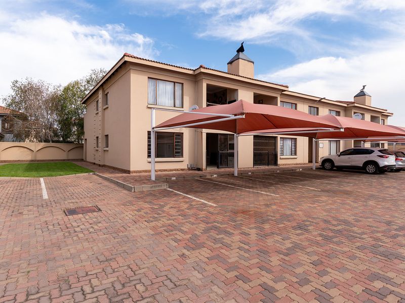 Perfect starter home or lock up & go, with a great location close to major highways and amenities. - Photo 2