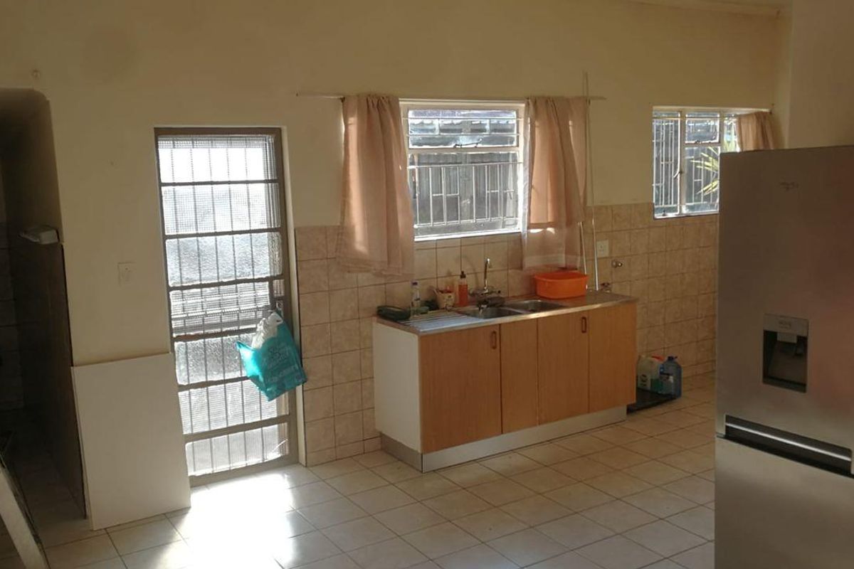 Priced to sell! Great 3 bedroom family home, well looked after and on a popular road in Brakpan. Do - Photo 3