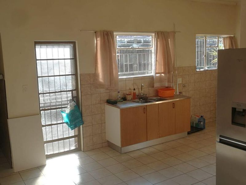 Priced to sell! Great 3 bedroom family home, well looked after and on a popular road in Brakpan. Do - Photo 3