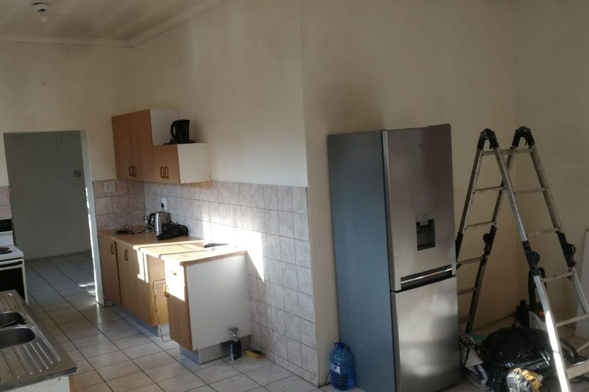 Priced to sell! Great 3 bedroom family home, well looked after and on a popular road in Brakpan. Do - Photo 4