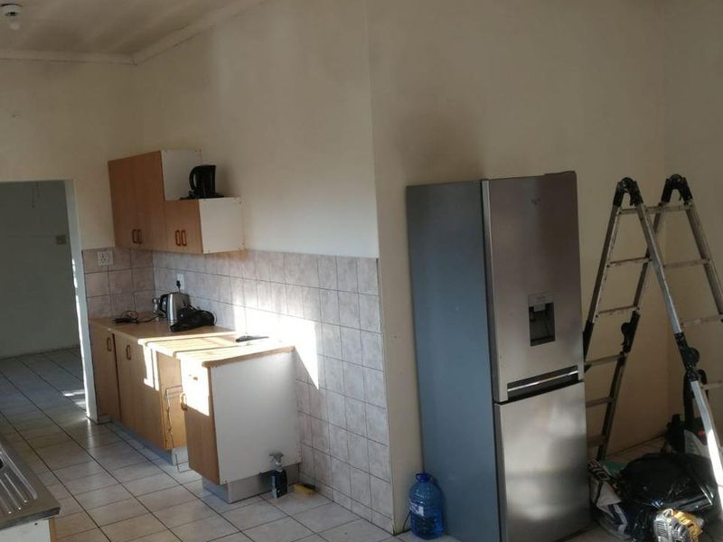 Priced to sell! Great 3 bedroom family home, well looked after and on a popular road in Brakpan. Do - Photo 4