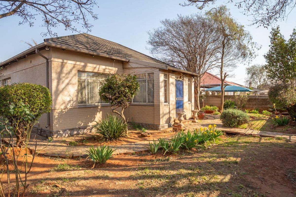 Priced to sell! Great 3 bedroom family home, well looked after and on a popular road in Brakpan. Do - Photo 2