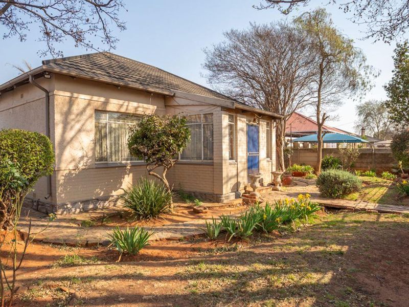 Priced to sell! Great 3 bedroom family home, well looked after and on a popular road in Brakpan. Do - Photo 2