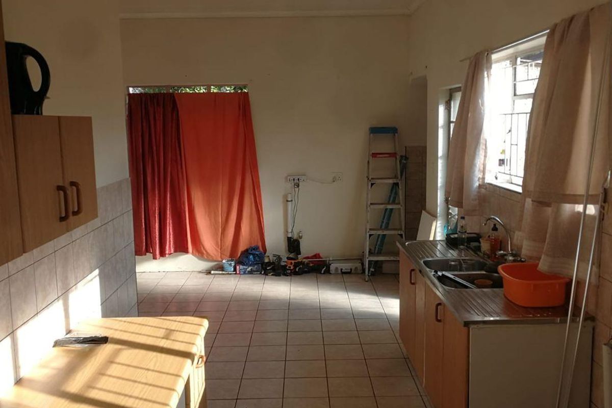 Priced to sell! Great 3 bedroom family home, well looked after and on a popular road in Brakpan. Do - Photo 5