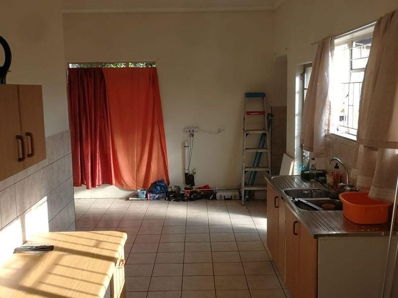 Priced to sell! Great 3 bedroom family home, well looked after and on a popular road in Brakpan. Do - Photo 5