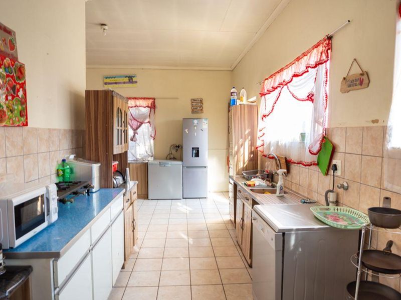 Priced to sell! Great 3 bedroom family home, well looked after and on a popular road in Brakpan. Do - Photo 9