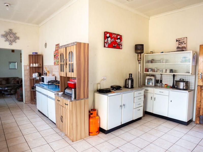 Priced to sell! Great 3 bedroom family home, well looked after and on a popular road in Brakpan. Do - Photo 8
