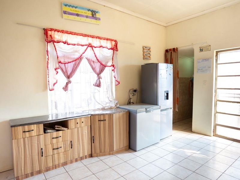 Priced to sell! Great 3 bedroom family home, well looked after and on a popular road in Brakpan. Do - Photo 7
