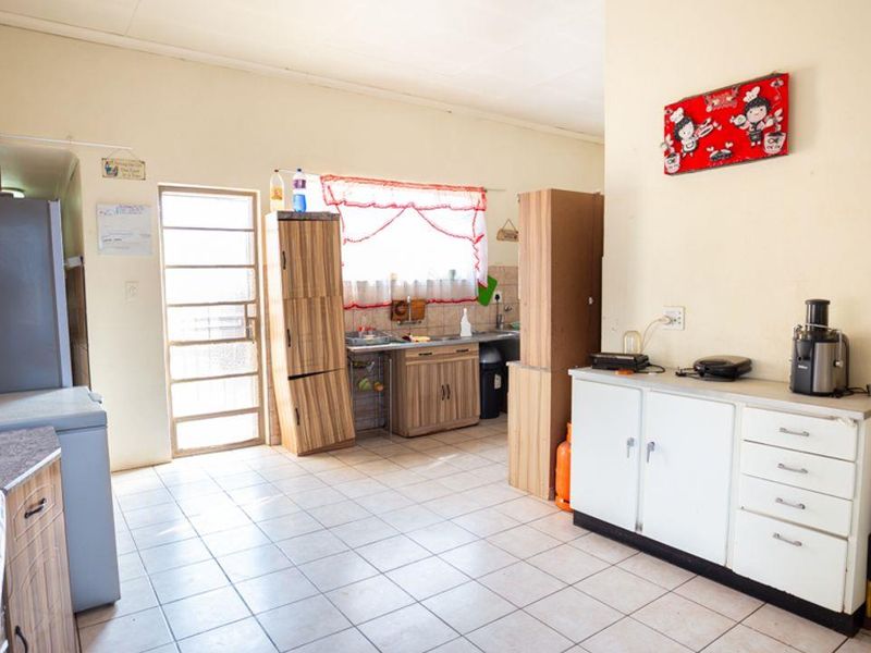 Priced to sell! Great 3 bedroom family home, well looked after and on a popular road in Brakpan. Do - Photo 6