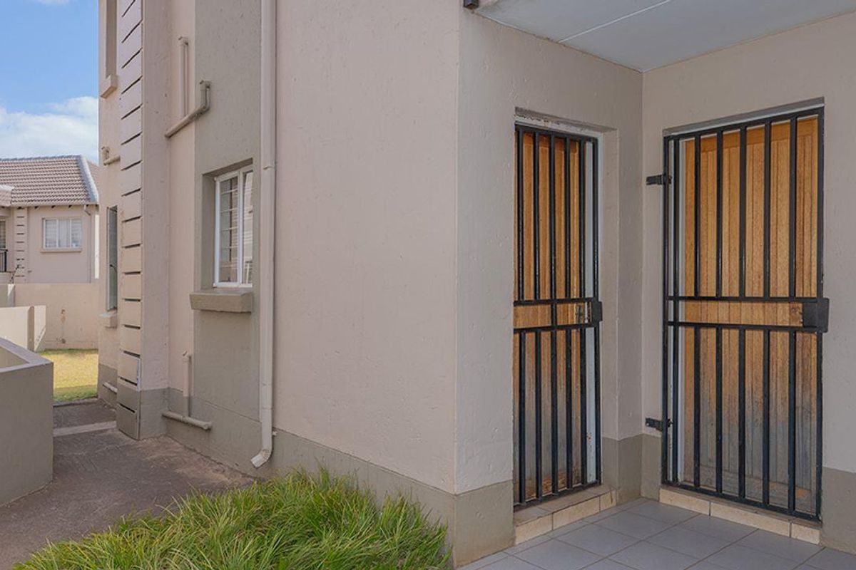 Perfect lock up & go or starter home, with a great location close to major highways and amenities. - Photo 4