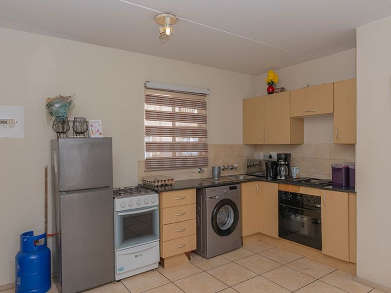 Perfect lock up & go or starter home, with a great location close to major highways and amenities. - Photo 7
