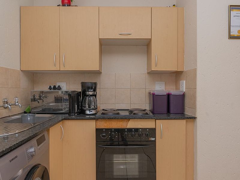 Perfect lock up & go or starter home, with a great location close to major highways and amenities. - Photo 8