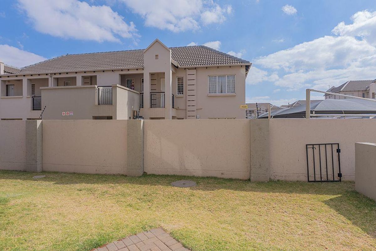 Perfect lock up & go or starter home, with a great location close to major highways and amenities. - Photo 2