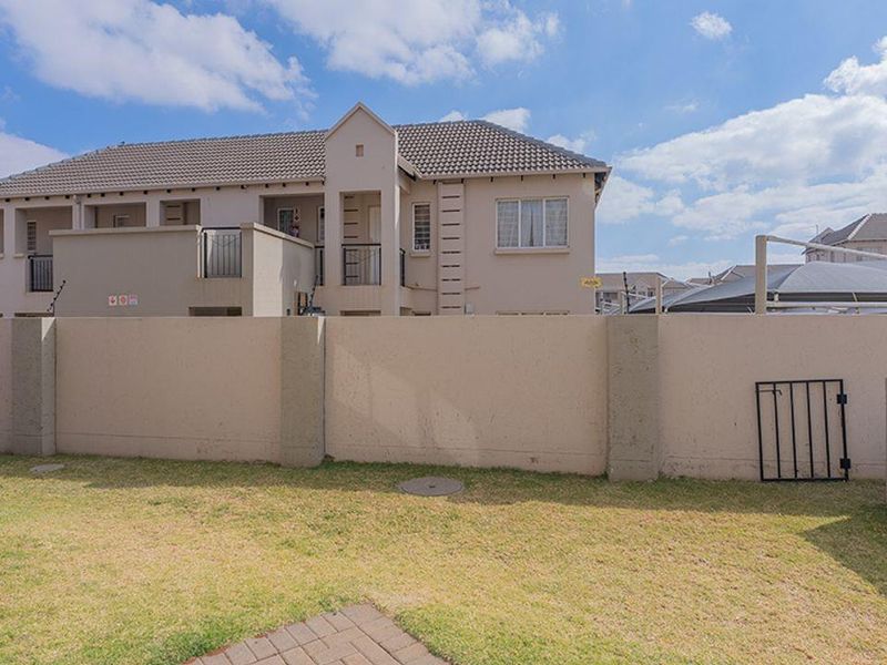 Perfect lock up & go or starter home, with a great location close to major highways and amenities. - Photo 2